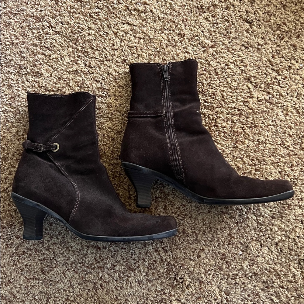 La Canadienne Dark Brown Suede Booties